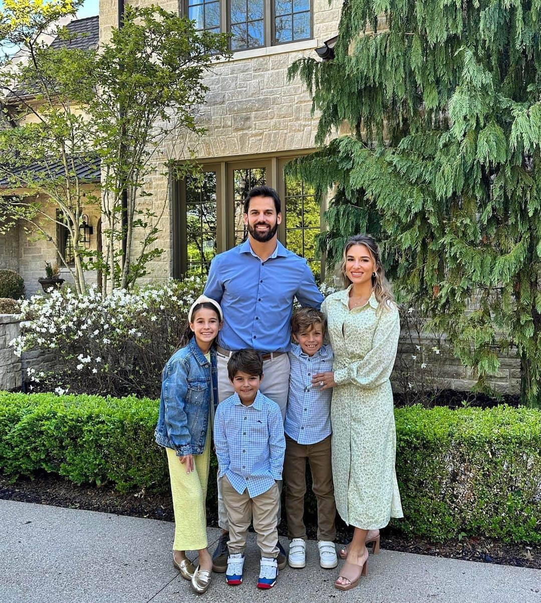 Jessie Jamesさんのインスタグラム写真 - (Jessie JamesInstagram)「Happy Easter from our family to yours ✝️」4月10日 0時40分 - jessiejamesdecker