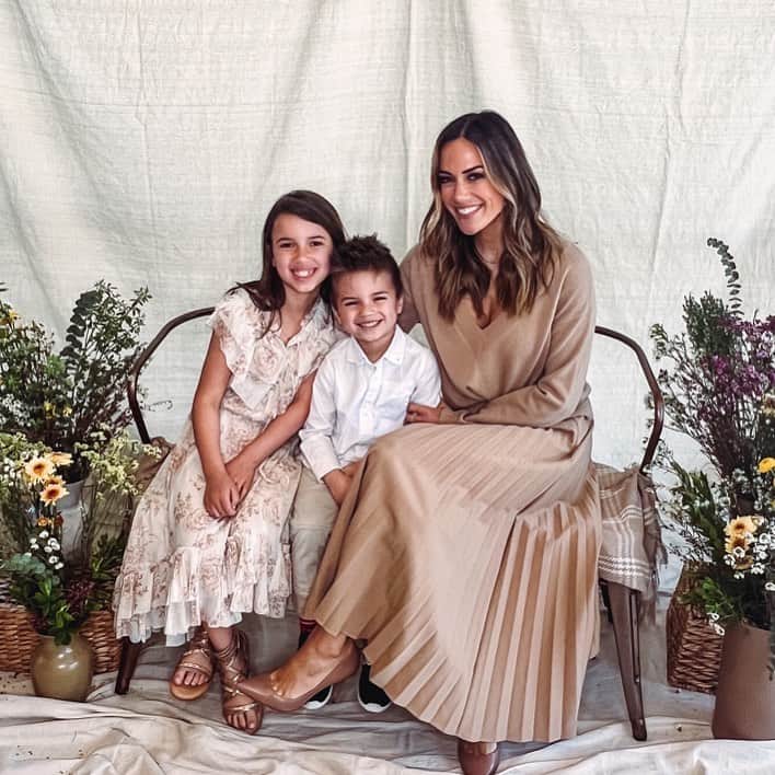 ジャナ・クレイマーのインスタグラム：「Happy Easter from my family to yours. ✝️」