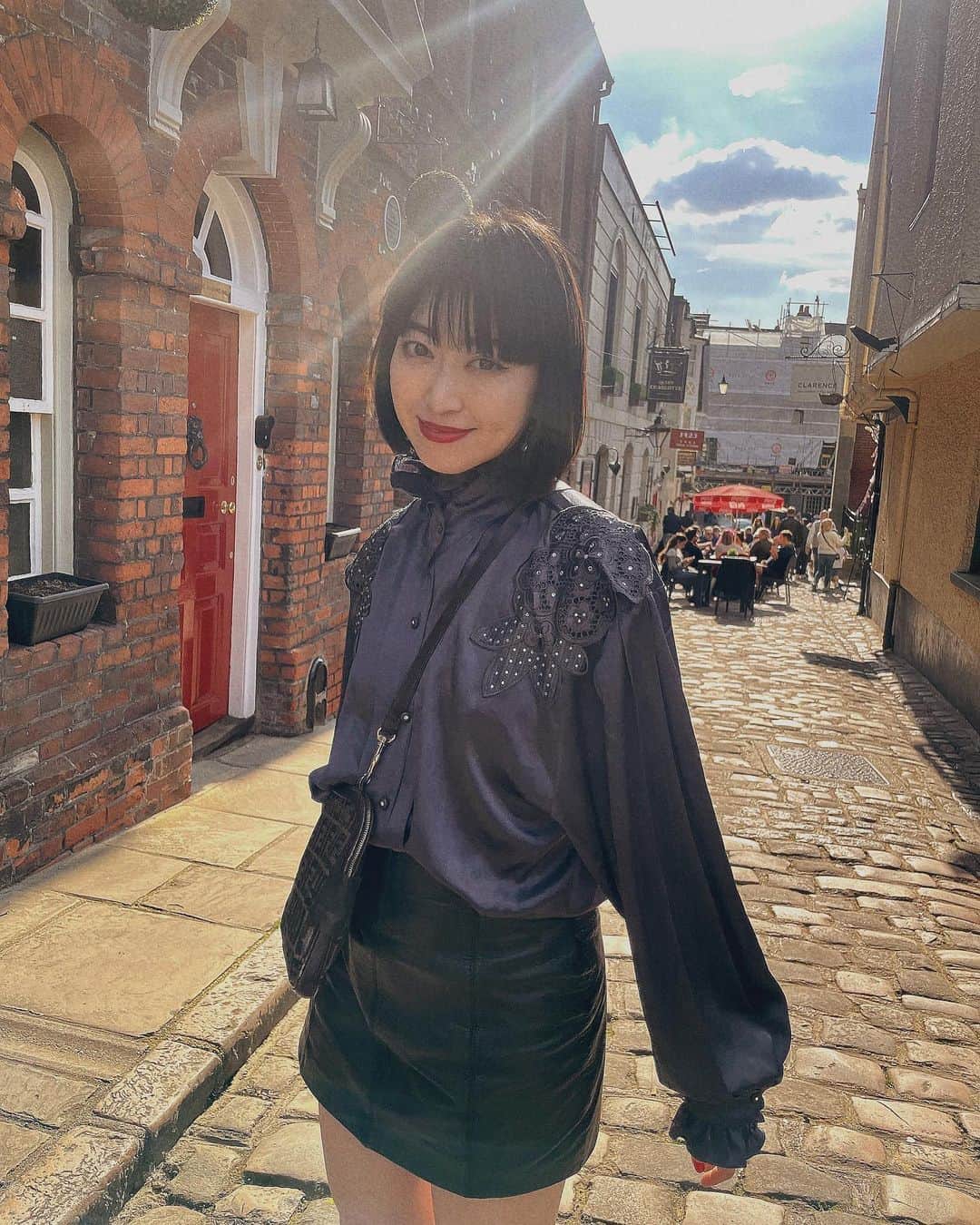 のインスタグラム：「こんなに短いスパンでまたイギリスに来られるとは思わなかった。 イースターホリデーのukは晴天が続いて最高です！ 今週末にはビッグイベントが待ってるので体調崩さないように…(前々回は高熱出して倒れた🤒)  意外と出来てなかったThe観光を楽しみます❣️  #uk #london #letsmakinghistory #sahaji #easter #happyeaster #なかざと_旅」