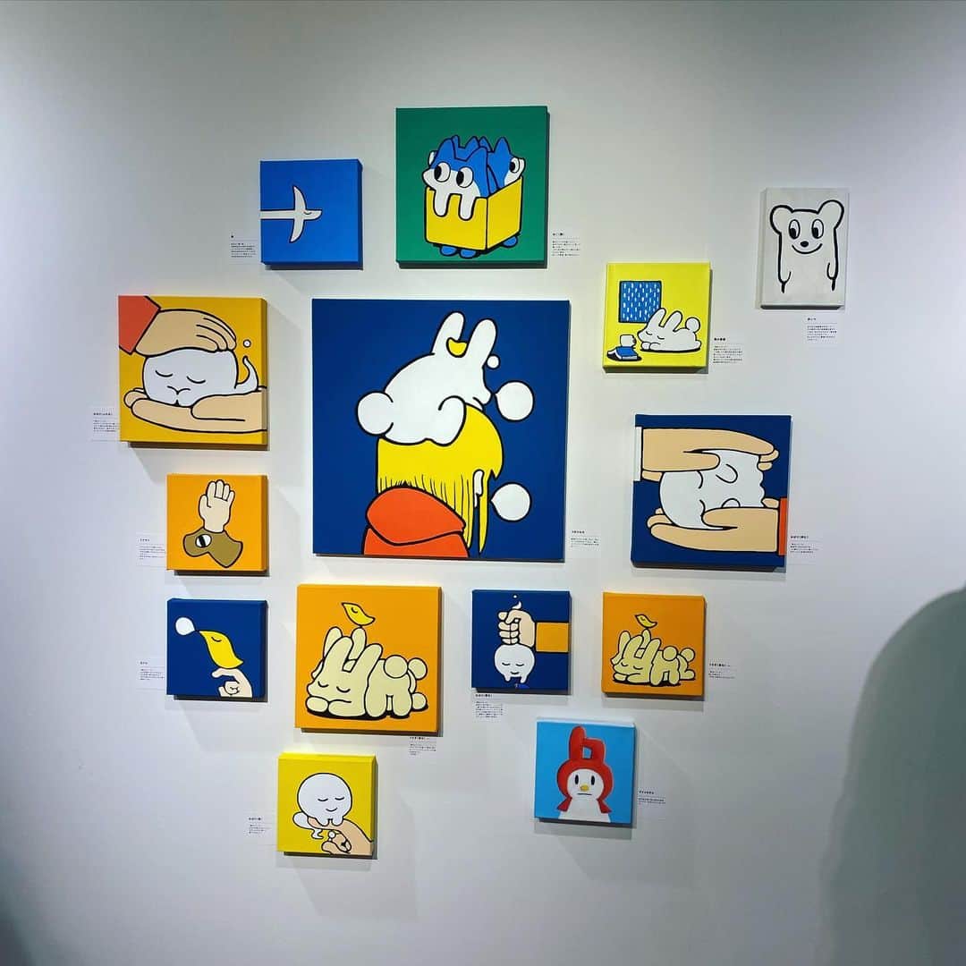 くっきーのインスタグラム：「. #あらゐけいいちの空想と妄想と想像と創造展   あらゐさんの生み出す キャラクターやモチーフは シンプルなものが多いけど 「あらゐさんの絵」と 見ただけで分かるのはなぜなんだ〜 と思いながらずっと見て回ってた🐤  本当に、ひとつひとつの作品について どんな考えで書いたのか 頭の中を覗きたい  それこそ今回展示物の中には あらゐさんのアイディアノートだったり 作業机周りが再現されていたりと ほんのカケラだろうけど あらゐさんの頭の中を 覗けるものようなものもあって とても楽しかった  #あらゐけいいち #日常」