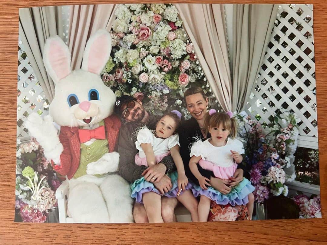 ヒラリー・ダフのインスタグラム：「🌸🐰🐣😹」