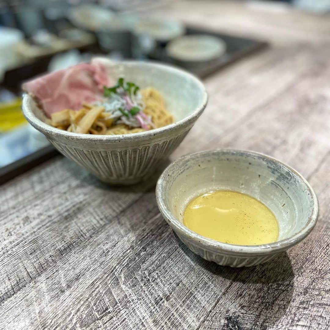 無化調ラーメン「ゆきふじ」さんのインスタグラム写真 - (無化調ラーメン「ゆきふじ」Instagram)「結局何でラーメン屋選んだかって言うと、 色々なメニュー作ってると愛着も薄れて、 商品をビジネスの道具としてしかとらえなくなってしまう。 その点ラーメン屋は一点勝負（二点、三点はあるが） やっぱり商品を愛して、それをお客さんが愛してくれる店づくりが好きなんだな。  違う考え方も否定するつもりはないけど、やっぱり好きにはなれない。  いつも愛してくれてありがとうございます。  いいこと思いついたので、『塩つけ麺』の試作に入ります。」4月10日 0時56分 - yukifuzi3785