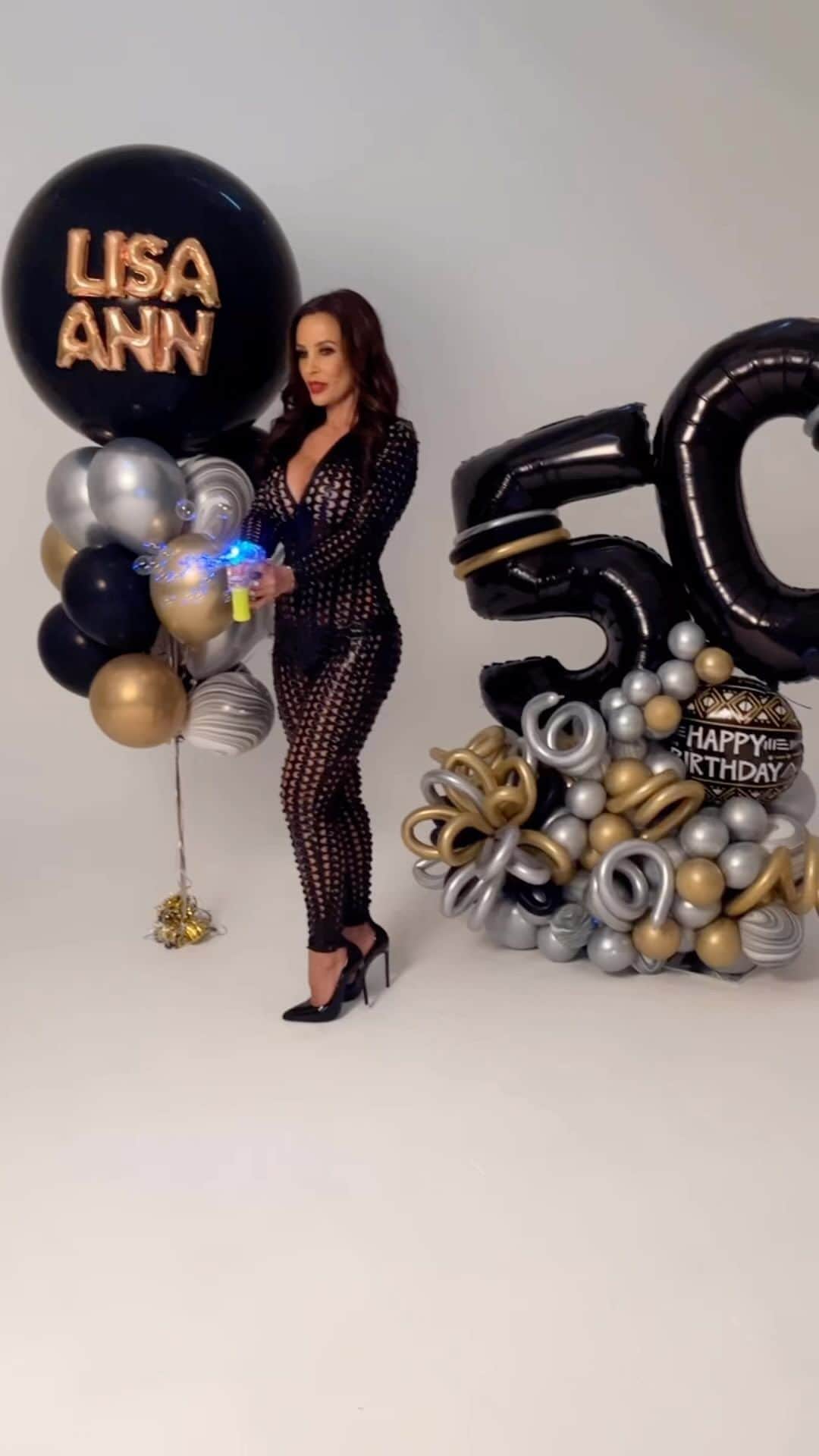 のインスタグラム：「Today marks exactly 1 month till my birthday … tho 51 is not quite as exciting as 50 - here we are, the official countdown starts now.. 30 days away.   I will be hosting bi coastal birthday celebrations  Saturday, May 6th @sapphirepool Las Vegas  Saturday, May 13th - Bounce NYC   #birthdaycountdown #letsgo #51andfabulous」