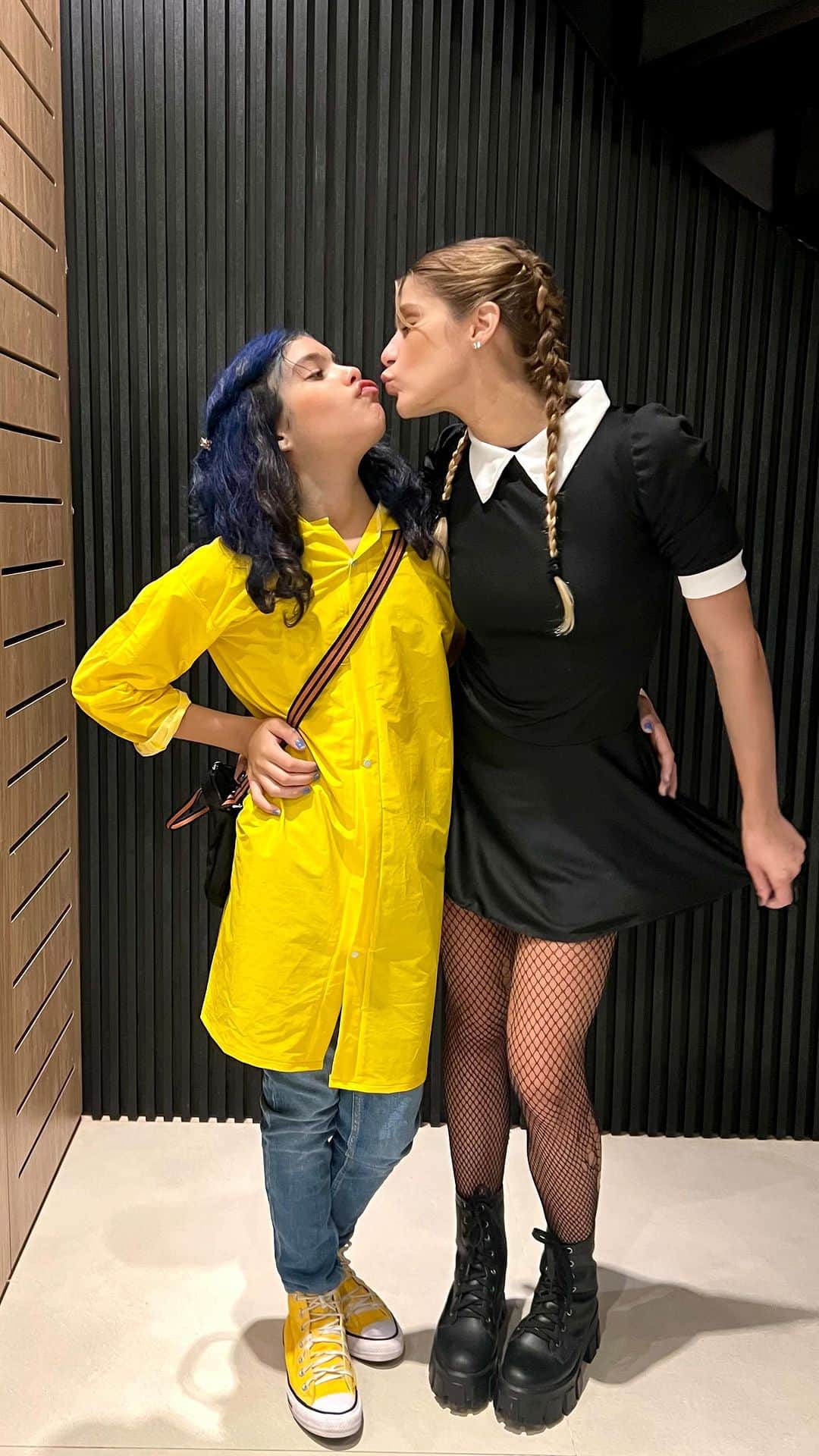 イザベラ・サントーニのインスタグラム：「Get ready with sisters 👯‍♀️ Ela fez 11 anos e eu tô usando a fantasia dela 🤣」