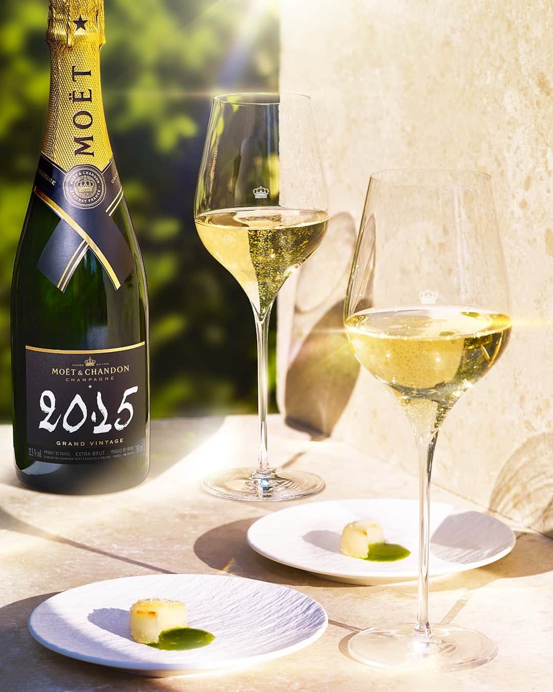 Moët & Chandon Officialのインスタグラム：「A refreshing Easter lunch. The tender, enveloping profile of Grand Vintage 2015 calls for delicate and exotic flavors, such as a chilled winter melon medallion with almond powder and fresh herb broth.⁣ ⁣ #GrandVintage #MoetChandon ⁣ ⁣ This material is not intended to be viewed by persons⁣ under the legal alcohol drinking age or in countries⁣ with restrictions on advertising on alcoholic beverages.⁣ ENJOY MOËT RESPONSIBLY.」