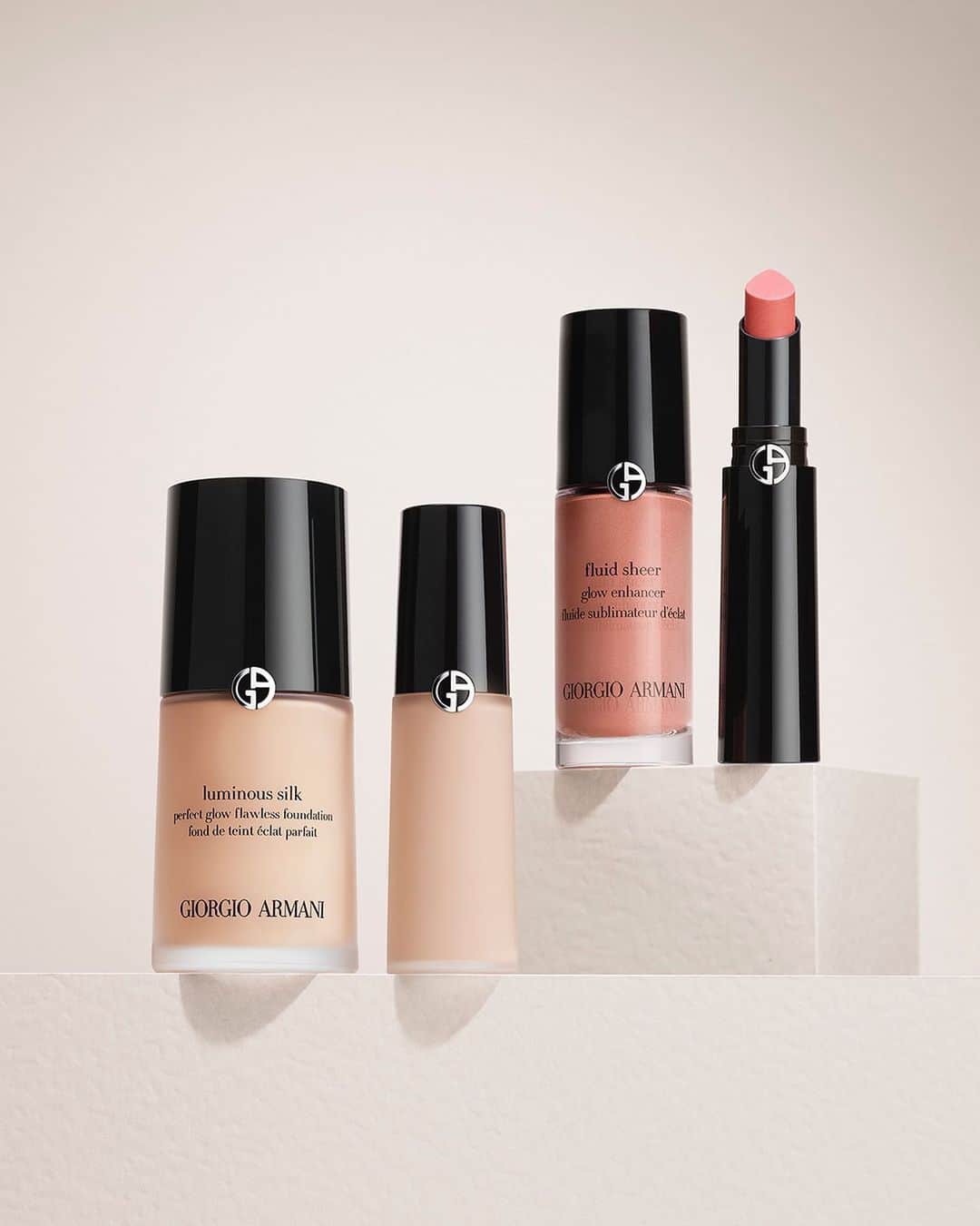 Armani Beautyさんのインスタグラム写真 - (Armani BeautyInstagram)「Bespoke glow. For a flawless result, pair LUMINOUS SILK FOUNDATION with LUMINOUS SILK CONCEALER, and add a touch of FLUID SHEER to the skin for extra luminosity. Add the final touch with LIP POWER.  #Armanibeauty #LuminousSilk #ArmaniLipPower #FluidSheer #Foundation #Lipstick」4月10日 1時00分 - armanibeauty