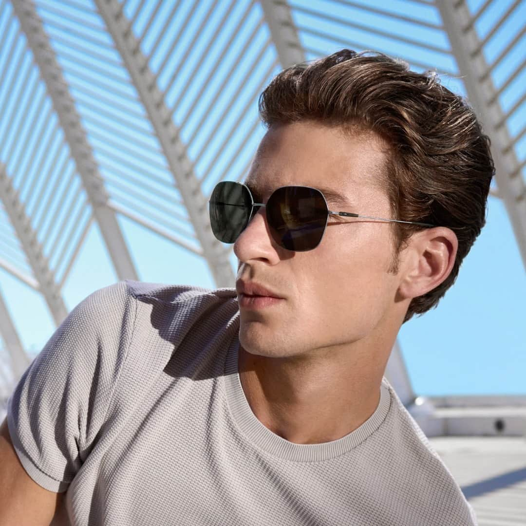 シルエットのインスタグラム：「The new Titan Breeze collection embodies modern minimalism. Named after Spain's creative hubs of Poblenu and Sant Pere, this is eyewear with visionary finesse.   #silhouetteeyewear #empoweredbylightness #titanbreeze」