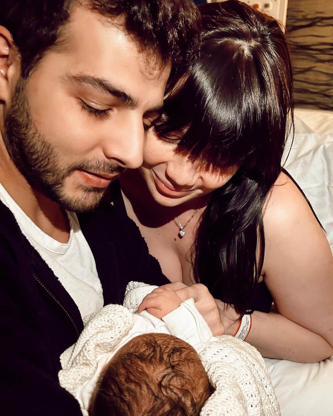 デイジー・ロウのインスタグラム：「Our Easter egg finally hatched!   Ivy Love Saul you have made all my dreams come true- our dream girl 💘  I have never known happiness or love like this. I can’t stop crying tears of joy   💗🐣🐰💐✨💗  Happy Easter Loves   📸 magic nana @pearllowe」
