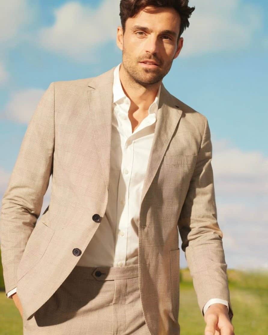 イエーガーのインスタグラム：「A suit that can be dressed up or down. The Slim Fit Italian Cotton-Stretch Suit works equally as well with trainers and a tee as it does with a crisp shirt.  🔎 Slim Fit Italian Cotton-Stretch Suit  #JaegerForLiving」