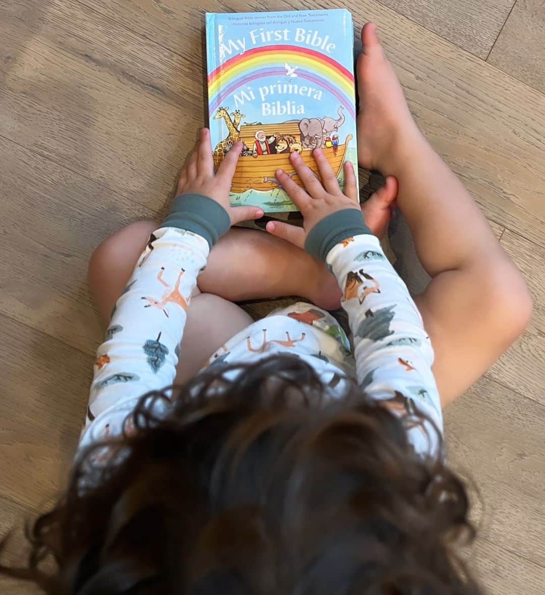 ステファニア・フェルナンデスのインスタグラム：「Con amor para ti hijo: Es en su palabra donde encontrarás todos los verdaderos tesoros de la vida.   Que nunca te falte Dios 🌟 y aún cuando lleguen los tiempos difíciles veas que todo es una gran lección para fortalecer tu fe en él.   Creer y seguirlo no nos liberará de los retos de la vida, al contrario quizás sea un poco mas difícil porque verás un mundo que se mueve diferente, pero llegará ese momento de discernir entre lo bueno y lo malo, lo correcto y lo incorrecto. Se prudente, busca, estudia y no te de miedo de compartir tus temores. Dios te eligió para estar en este mundo. Refúgiate en él.  Hoy le regalamos su primera biblia a nuestro hijo 🙏🤍 Como padres queremos que Liam crezca conociendo la palabra de Dios 🌟🙏 Es nuestro deber y responsabilidad como padres guiarle. No es imposición, pero si creemos que debe existir una orientación.」