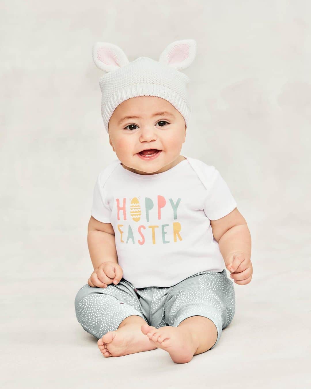 カーターズのインスタグラム：「Hoppy Easter to you and your little bunnies 🐰🌷」