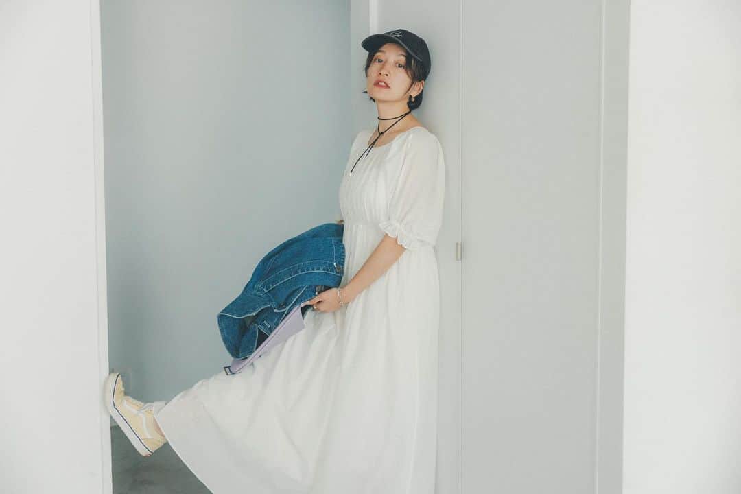 オブレクトのインスタグラム：「Miyako Takayama × oblekt  高山都さん @miyare38 とのコラボの新作ワンピース🌿 大変ご好評いただきありがとうございます✨  春らしい軽やかな素材感と、カラーリングが◎ インナーには、独立したペチコートがついており、お手入れも簡単です！ この機会に是非！！  オーガニックコットンシアーワンピース （ペチコート付き🌿） Color.ブラック/ライム/ホワイト Price ¥19,800 （include tax ）  【ONでも OFFでも カジュアルにもフォーマルにも ゆるっともかっちりも。 色使い次第、着こなし次第で、両A面なアイテムを。 軽やかに、しなやかに、纏うを楽しむ、春がやってきます。】   詳しくはoblekt 公式オンラインストア（Re:Circulet リサーキュレット）をご覧ください🌿  +++++++++++++++++++  #miyakotakayama #高山都 #oblekt #オブレクト」