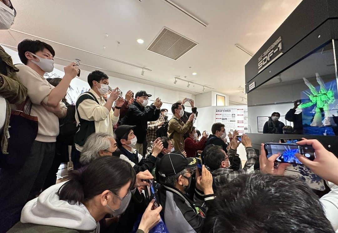 天神英貴さんのインスタグラム写真 - (天神英貴Instagram)「マクロス40周年記念展　横浜 本日無事終了しました。 最終日にも今までに負けないくらい大勢集まってくれた歴戦の同志達と記念撮影。いつもありがとう御座います。 次は宮城県、復興の町石巻でお会いしましょう。  そして本日は一条輝役、長谷有洋さんのお母様とミリア役の竹田えりさんにお越しいただきました。 40年経っても変わらず初代マクロスを愛してくれているファンの皆さんに深い感謝の言葉を頂戴しました。そしてとても驚いていらっしゃいました。若い人たちがマクロス愛を繋げてくれている事を。  #macross #hidetakatenjin #bicwest #yokohama #japan #anime #robot #変形マクロスロボ　#石巻」4月10日 1時12分 - tenjin_hidetaka