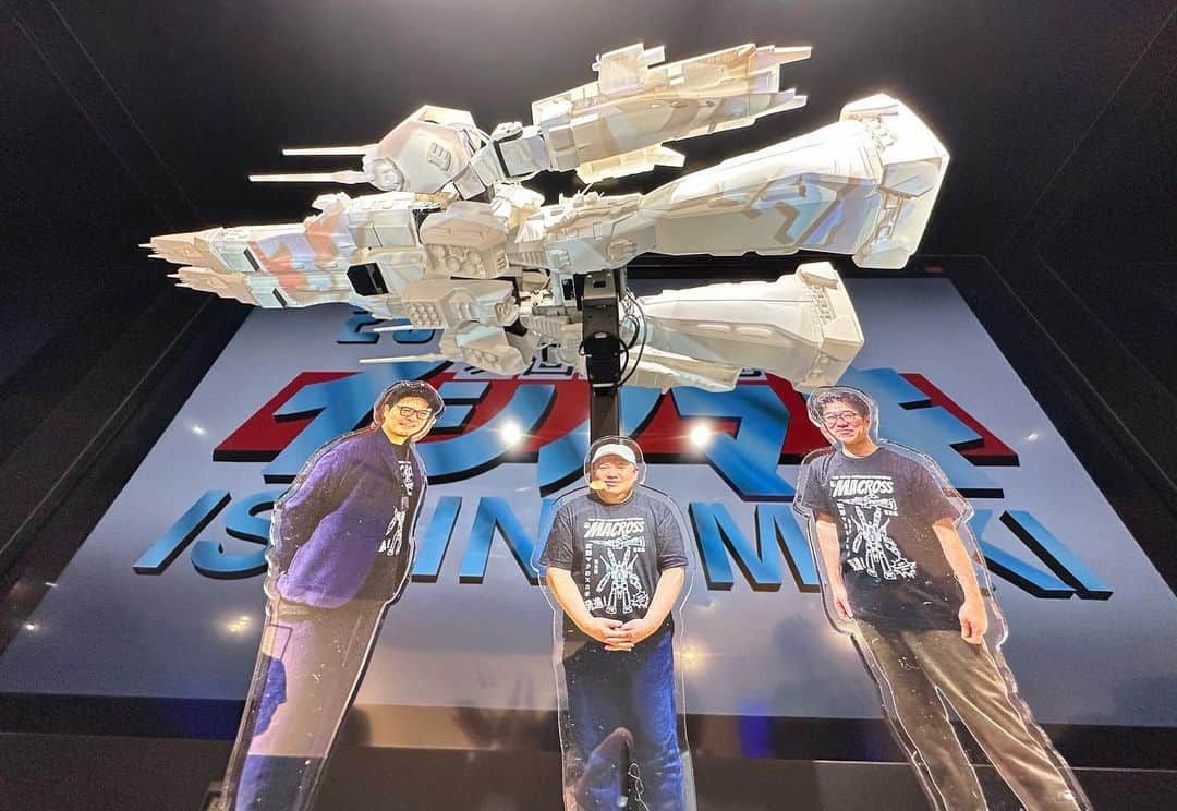 天神英貴さんのインスタグラム写真 - (天神英貴Instagram)「マクロス40周年記念展　横浜 本日無事終了しました。 最終日にも今までに負けないくらい大勢集まってくれた歴戦の同志達と記念撮影。いつもありがとう御座います。 次は宮城県、復興の町石巻でお会いしましょう。  そして本日は一条輝役、長谷有洋さんのお母様とミリア役の竹田えりさんにお越しいただきました。 40年経っても変わらず初代マクロスを愛してくれているファンの皆さんに深い感謝の言葉を頂戴しました。そしてとても驚いていらっしゃいました。若い人たちがマクロス愛を繋げてくれている事を。  #macross #hidetakatenjin #bicwest #yokohama #japan #anime #robot #変形マクロスロボ　#石巻」4月10日 1時12分 - tenjin_hidetaka