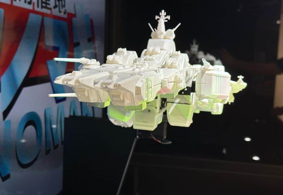 天神英貴さんのインスタグラム写真 - (天神英貴Instagram)「マクロス40周年記念展　横浜 本日無事終了しました。 最終日にも今までに負けないくらい大勢集まってくれた歴戦の同志達と記念撮影。いつもありがとう御座います。 次は宮城県、復興の町石巻でお会いしましょう。  そして本日は一条輝役、長谷有洋さんのお母様とミリア役の竹田えりさんにお越しいただきました。 40年経っても変わらず初代マクロスを愛してくれているファンの皆さんに深い感謝の言葉を頂戴しました。そしてとても驚いていらっしゃいました。若い人たちがマクロス愛を繋げてくれている事を。  #macross #hidetakatenjin #bicwest #yokohama #japan #anime #robot #変形マクロスロボ　#石巻」4月10日 1時12分 - tenjin_hidetaka