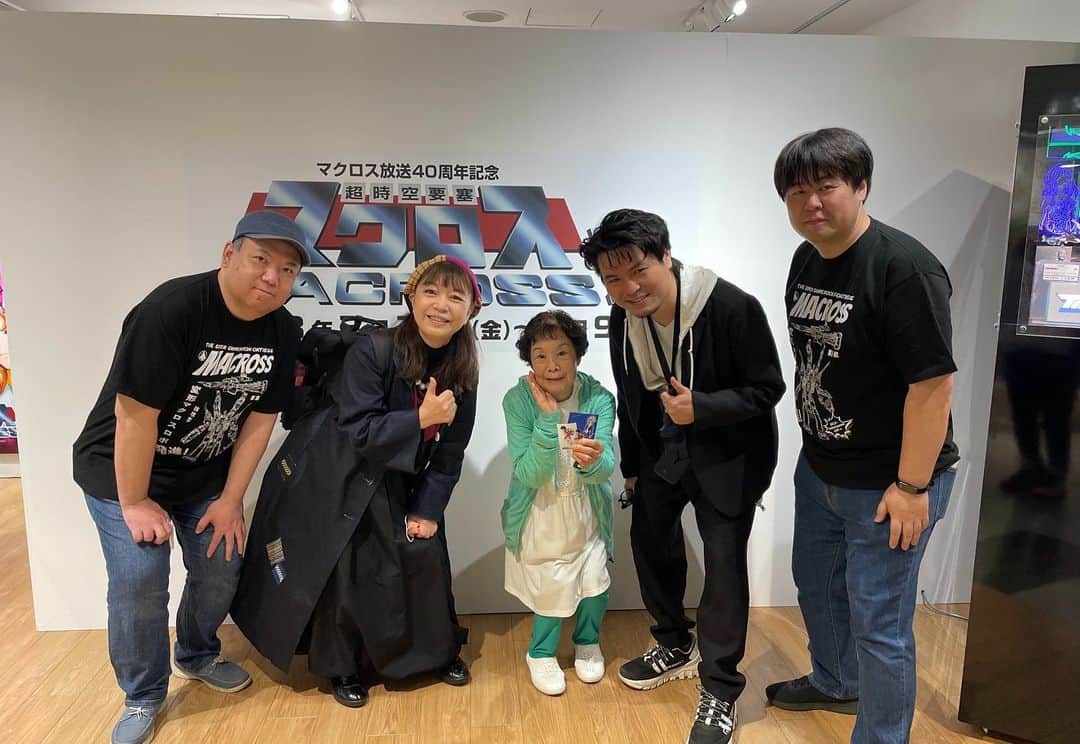 天神英貴さんのインスタグラム写真 - (天神英貴Instagram)「マクロス40周年記念展　横浜 本日無事終了しました。 最終日にも今までに負けないくらい大勢集まってくれた歴戦の同志達と記念撮影。いつもありがとう御座います。 次は宮城県、復興の町石巻でお会いしましょう。  そして本日は一条輝役、長谷有洋さんのお母様とミリア役の竹田えりさんにお越しいただきました。 40年経っても変わらず初代マクロスを愛してくれているファンの皆さんに深い感謝の言葉を頂戴しました。そしてとても驚いていらっしゃいました。若い人たちがマクロス愛を繋げてくれている事を。  #macross #hidetakatenjin #bicwest #yokohama #japan #anime #robot #変形マクロスロボ　#石巻」4月10日 1時12分 - tenjin_hidetaka
