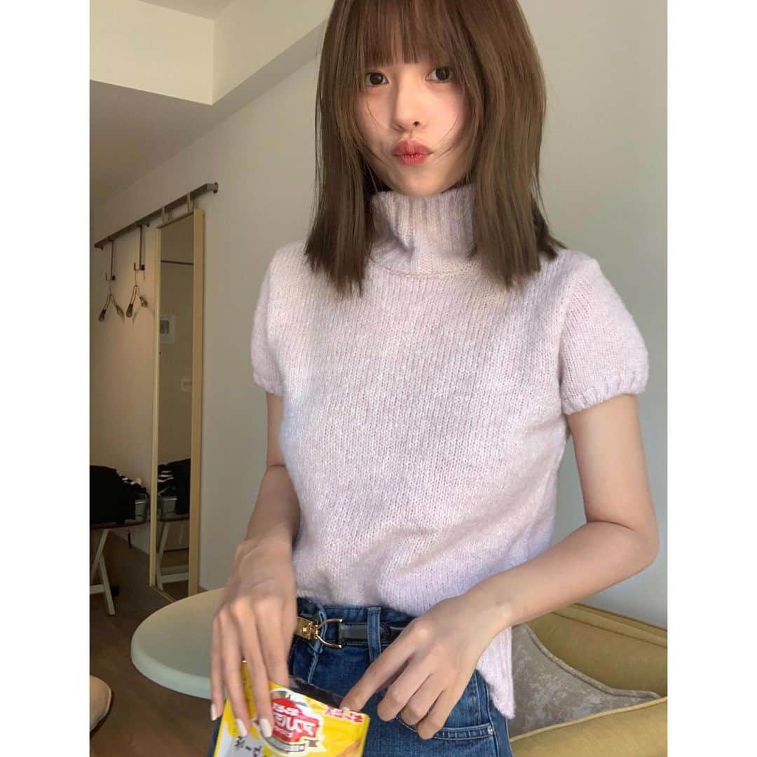 のインスタグラム：「. 夜な夜な更新🌙 この服装の日驚くほど褒められて気分良かった🦙♡笑  tops: @uloi.jp コットンキャンディ半袖ニット denim: @uloi.jp ワイドストレートジーンズ belt: @celine」