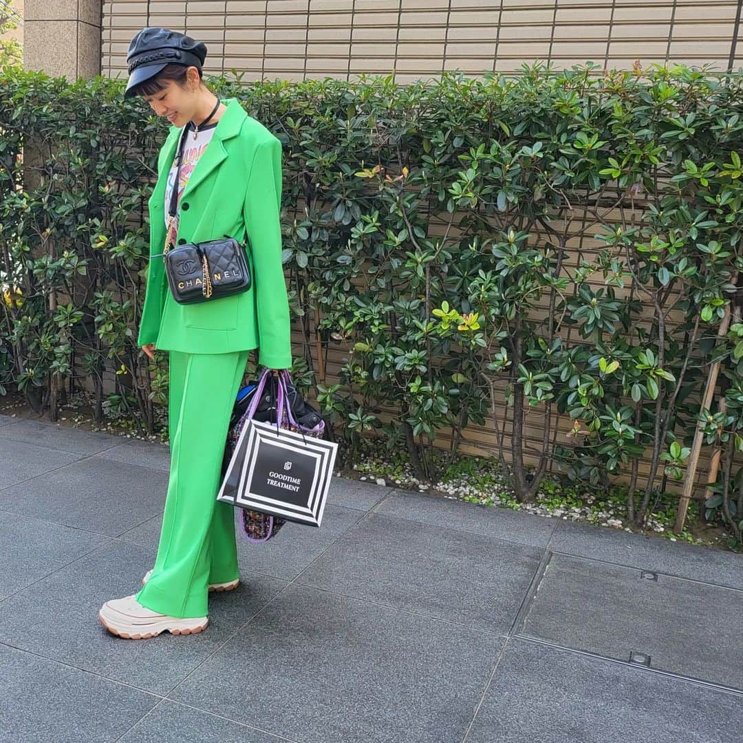 山田優さんのインスタグラム写真 - (山田優Instagram)「#こんばんは   #いつかのしふく  #ゆうのしふく  #yusoutfit  #outfit   ちょっと派手ですが 最近、自分の中でグリーンがきてまして 気付けばクローゼットがグリーンばかりになってきています。w このセットアップは @hm  スニーカーは @converse_jp  そして、春の花粉やら 足の露出も増えるやらで とにかくオススメのGOODTIMETREATMENTのフットクリーム。 @goodtime_treatment  最近の手土産率高めです！  キッチン立ち過ぎでパンパンな足のむくみと疲れがスッキリします♡  私はネロリミントの香りが好き過ぎて 鼻から深呼吸 鼻もスースー通って最高です♡♡♡  紙袋もオシャレで ギフトにも 男性にもオススメです！！！」4月10日 1時17分 - yu_yamada_