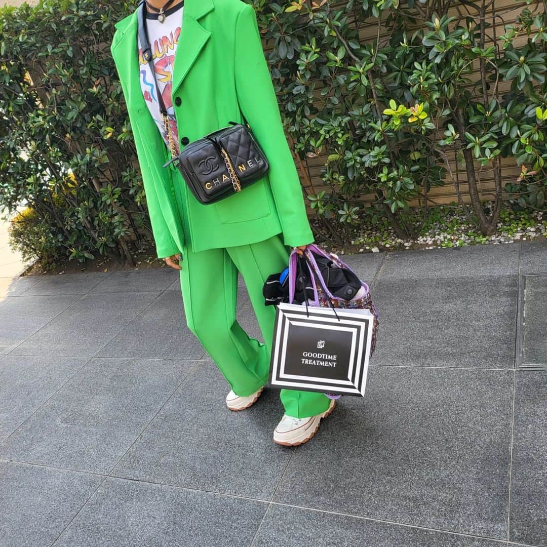 山田優さんのインスタグラム写真 - (山田優Instagram)「#こんばんは   #いつかのしふく  #ゆうのしふく  #yusoutfit  #outfit   ちょっと派手ですが 最近、自分の中でグリーンがきてまして 気付けばクローゼットがグリーンばかりになってきています。w このセットアップは @hm  スニーカーは @converse_jp  そして、春の花粉やら 足の露出も増えるやらで とにかくオススメのGOODTIMETREATMENTのフットクリーム。 @goodtime_treatment  最近の手土産率高めです！  キッチン立ち過ぎでパンパンな足のむくみと疲れがスッキリします♡  私はネロリミントの香りが好き過ぎて 鼻から深呼吸 鼻もスースー通って最高です♡♡♡  紙袋もオシャレで ギフトにも 男性にもオススメです！！！」4月10日 1時17分 - yu_yamada_