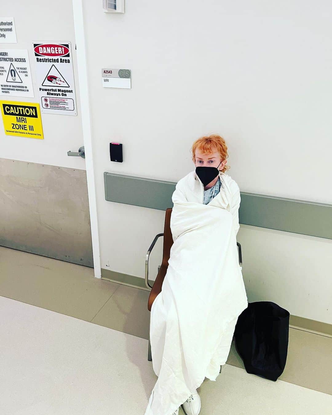 キャシー・グリフィンのインスタグラム：「Happy Easter???  Getting an MRI」