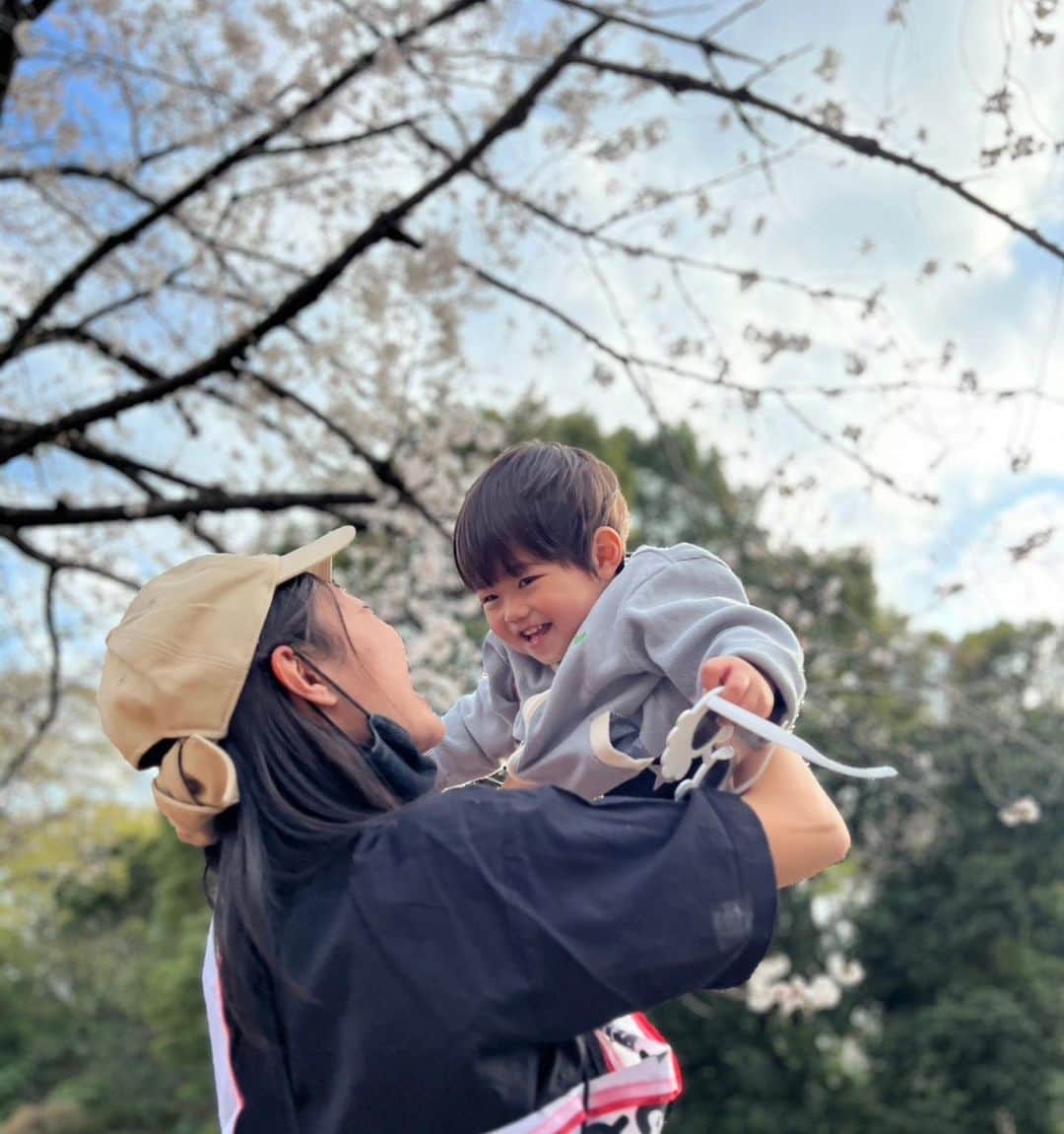 のインスタグラム：「……… ✨2023🌸Spring🌸✨✨  ✨ありがとう✨さくら✨✨✨  坊やにとっては、人生二度目の桜🌸🌸🌸🌸🌸  こういう写真🤳憧れてたのですが…つい、ウッカリ、タスキ😂笑  Photo by @happinesscome716 📷 素敵な瞬間をありがとう🥺💕  さくら🌸🌸🌸さん✨また来年ね〜🤲」