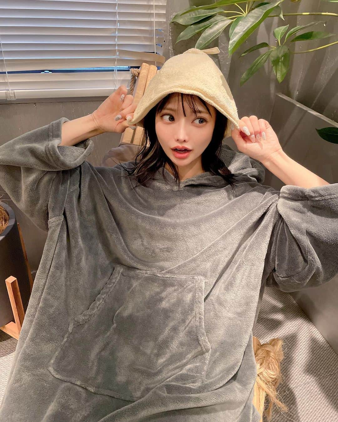 米倉みゆさんのインスタグラム写真 - (米倉みゆInstagram)「行ってきましたよ 蔵前 SAUNA & co ♨️ . 暖簾みつけてはしゃぎの米倉☝️ . . 🈂️フレとスーパー銭湯以外の久しぶりのサ活！ めぐとはスーパー銭湯率高め！笑 プライベートサウナは久しぶりでしたねん( ɞ̴̶̷ ̫ ʚ̴̶̷ ) . 大雨だったけど 天気悪かったり寒かったりするほど🈂️ウナ行きたくなるよね🥲笑！ 60分＋延長20分で 80分 &aroma ルーム 個室とは別でパウダールームがあるから ギリギリまでととのえるがいい🥰 . . サウナハット、ポンチョ、アメニティ、飲み物、水着全部揃ってるから本気の手ぶらで👌 . . . 噂の都会の森林浴🌳 めちゃくちゃ癒される〰️ 生い茂ってるに近いくらい 緑まみれ！！！🌲🌲🌲 マイナスイオン大放出〰️🌳 . サウナはセルフロウリュ 水風呂はさらに温度が下げられるように氷が用意されてある🧊嬉しい . ととのったあとは１階のカフェスペースで、サ飯やパフェが食べられるよ🍦 仕事・食・交流・滞在が1棟で完結する プライベート🈂️ウナでした🚿 . . . . . . . . . . #サ活する米倉  #saunaandco #サウナアンドコー  #蔵前サウナ #蔵前 #東京サウナ #個室サウナ #水風呂  #サ道 #プライベートサウナ #東京サウナ #暖簾 #サウナグッズ #東京 #ととのった  #女子旅 #サウナイキタイ #サウナ #サウナ女子  #サウナ好きな人と繋がりたい  #サウナー #サウナ部  #サウナ好き  #サウナ好き  #サウナ好きと繋がりたい #サ活 #女子会 #girl #japan #tokyo  #sauna #kuramae」4月10日 1時33分 - yone__miyu630