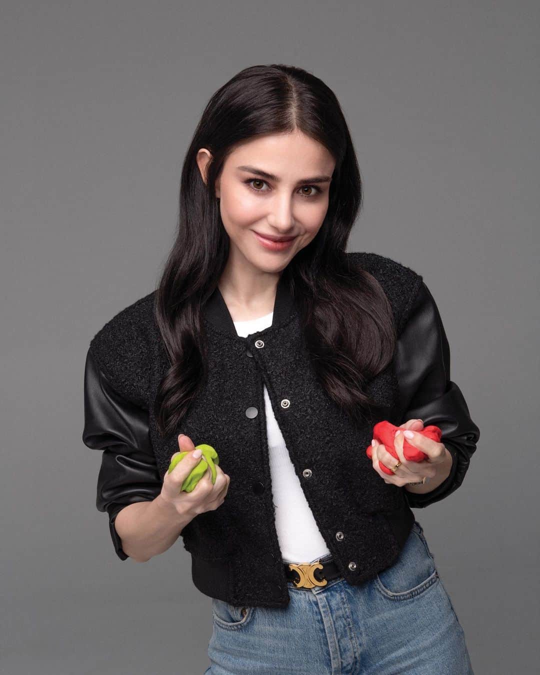 Ozge Gurelのインスタグラム：「Ben Kırmızı Çatı’yı destekliyorum. Sen de var mısın ? @kirmizicocuklardernegi 🎈 @alemdergisi  @tameryilmaz1」