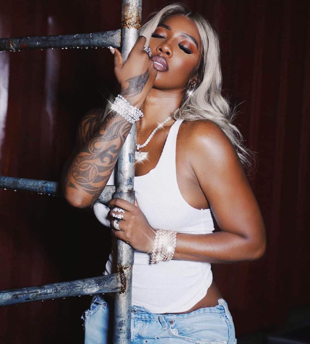 ティワ・サヴェージさんのインスタグラム写真 - (ティワ・サヴェージInstagram)「Denim and white vests always look good on me …. Oh and VVS diamonds 🥰  💎 @diamonds_eternal_jewellers」4月10日 1時28分 - tiwasavage