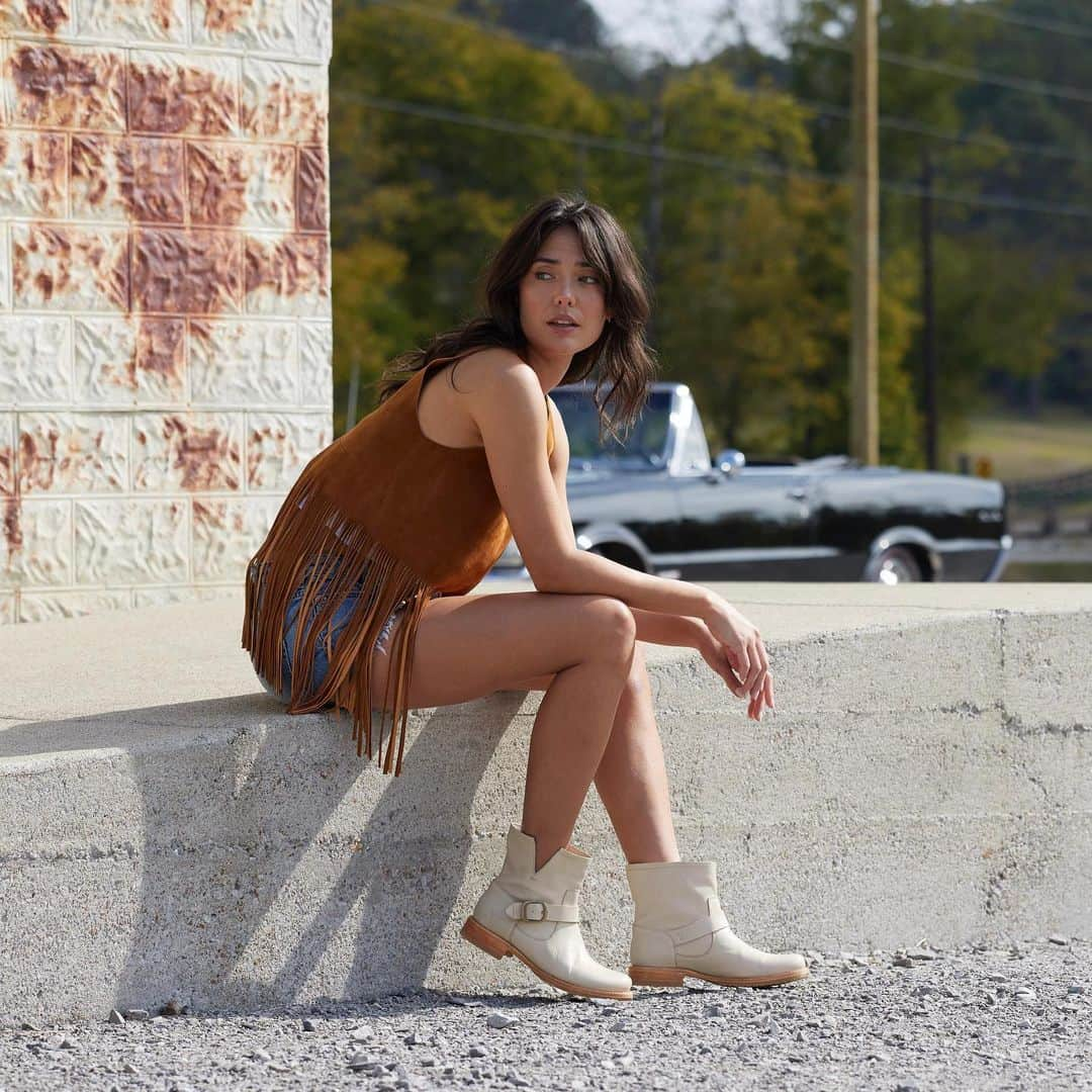 フライのインスタグラム：「Your favorite classic moto style bootie just arrived in white! #InMyFRYE」