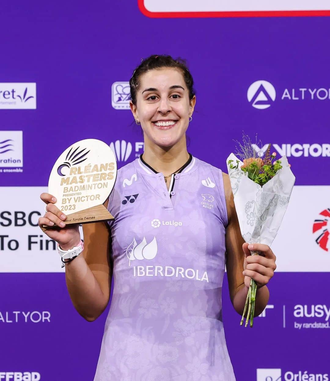 キャロリーナ・マリンのインスタグラム：「🏆 CHAMPION AT #OrléansMasters2023 🏆  Congrats @beiwenzhang for an amazing match 🙏 Thanks for supporting me the whole week 🫶  Enhorabuena a Zhang por su increíble partido 🔥 Y gracias a vosotros por el apoyo esta semana ❤️  📸 @badmintonphoto_official  #PuedoPorquePiensoQuePuedo」