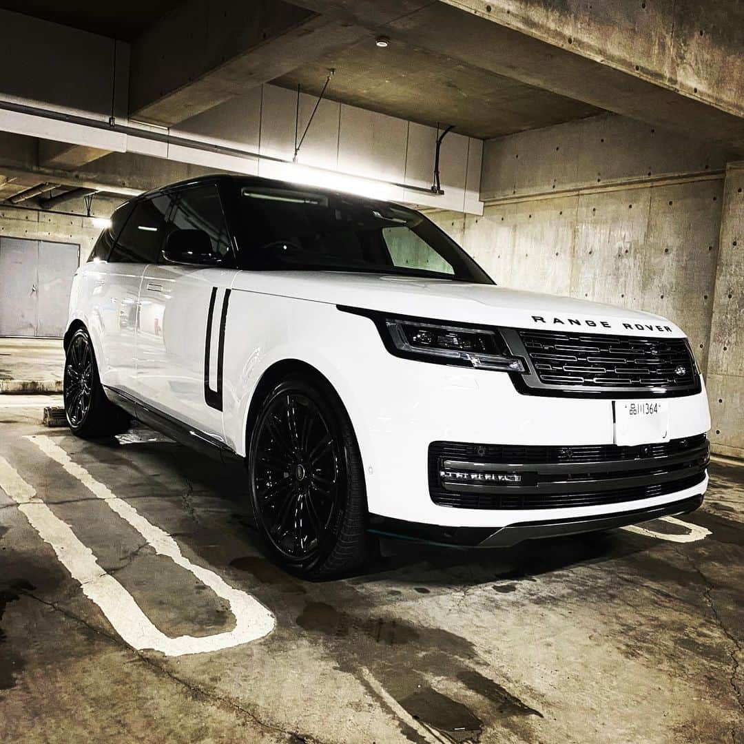 金丸佳右のインスタグラム：「NEW RANGE ROVER 🐼  色んなSUVを乗ってきたけど  これ以上のクルマはないと思う  #rangerover #suv #special #golf #workout #sneakers #sneakerhead #nike #jordan #rolex #daytona #car #patekphilippe #audemarspiguet」