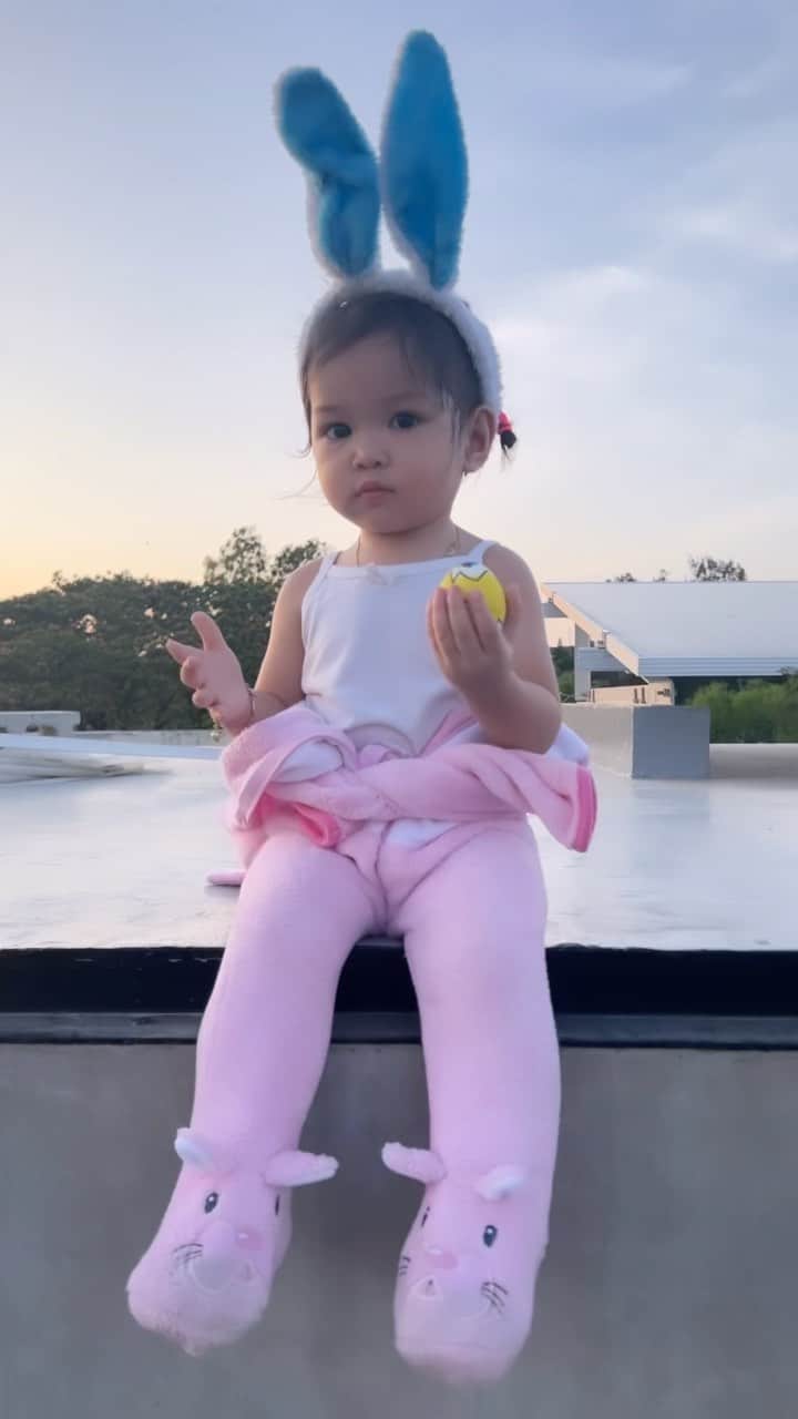 Kathryn Bernardoのインスタグラム：「Happy Easter, from our little bunnies! 🥰🐰」