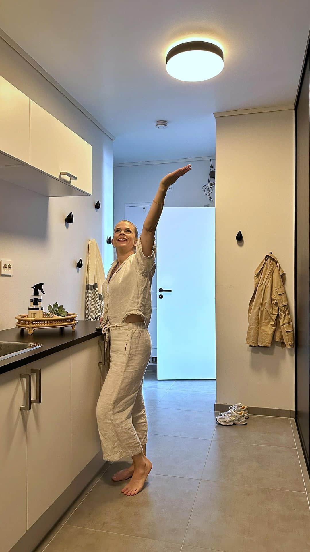 Inger-Lise Lillerovdeのインスタグラム：「annonse| Upgrade your laundryroom! Som dere ser… var det på høy tid! Når vi monterte de kuleste Enrave lampene fra @philipshue fant jeg endelig motivasjon til å «ta tilbake» vaskerommet.  Oppsatt med bevegelses sensor er desse både superpraktiske og miljøvennlige! Og nå er det faktisk lystbetont å komme inn hit! Måtte det vare 🙌🏼  Med det ønsker jeg deg en fin fin påskekveld 🐣 ___________________________________________________ #interiør #philipshue #philipshuelights #techhouse #interiordesign #hus #boligdrøm #vaskerom #laundry #laundryroom #design #home #husdrøm #dreamhome #interiørtips #laundryday #belysning #homeinspo #modernehjem #laundryroominspo #interiorstyle #smarthome #smartlight #nordichome」