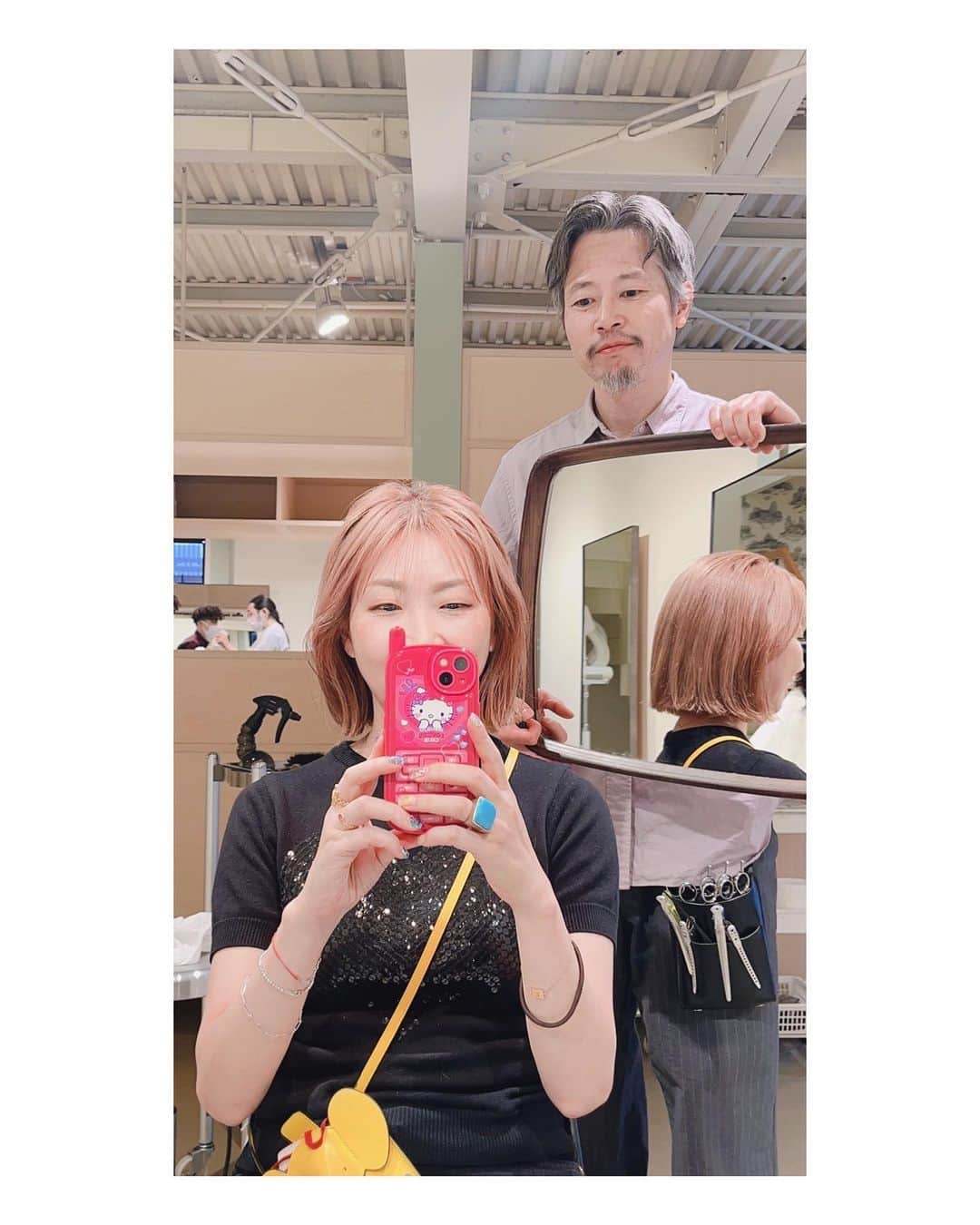 阿部洋子さんのインスタグラム写真 - (阿部洋子Instagram)「💇‍♀️✂️💇‍♀️  バッサリ✂️いったったー！  20cmくらいかな？？  かるーい🎶  ケープしてると、首見えなくて顔まんまるや！⍨⃝︎  #haircut  #haircolor  #ちょいピンク   超フィルターーーーー🙄」4月10日 1時47分 - hirocoring