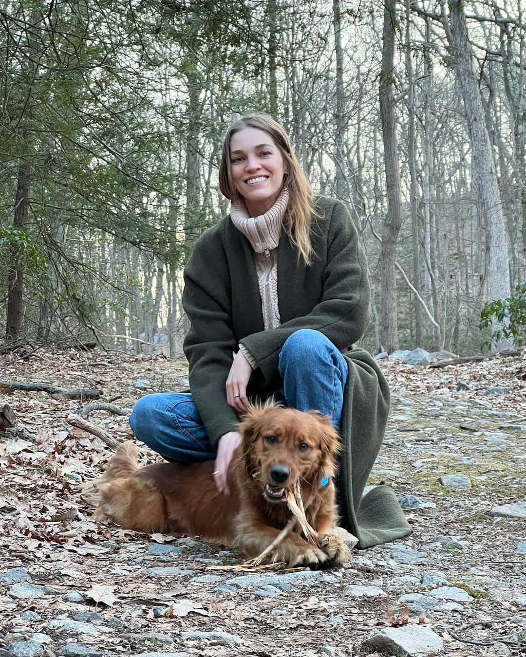サマンサ・グラドヴィルのインスタグラム：「Happiest when in nature 🌿🍃 #hoppyeaster #dogmomlife #upstateny」