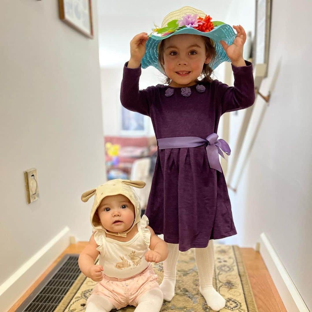 メーガン・デュアメルのインスタグラム：「Happy Easter 🐰   #miyacharlierose #zoeyheidi #easterbest #easterbonnet #easterbunny」