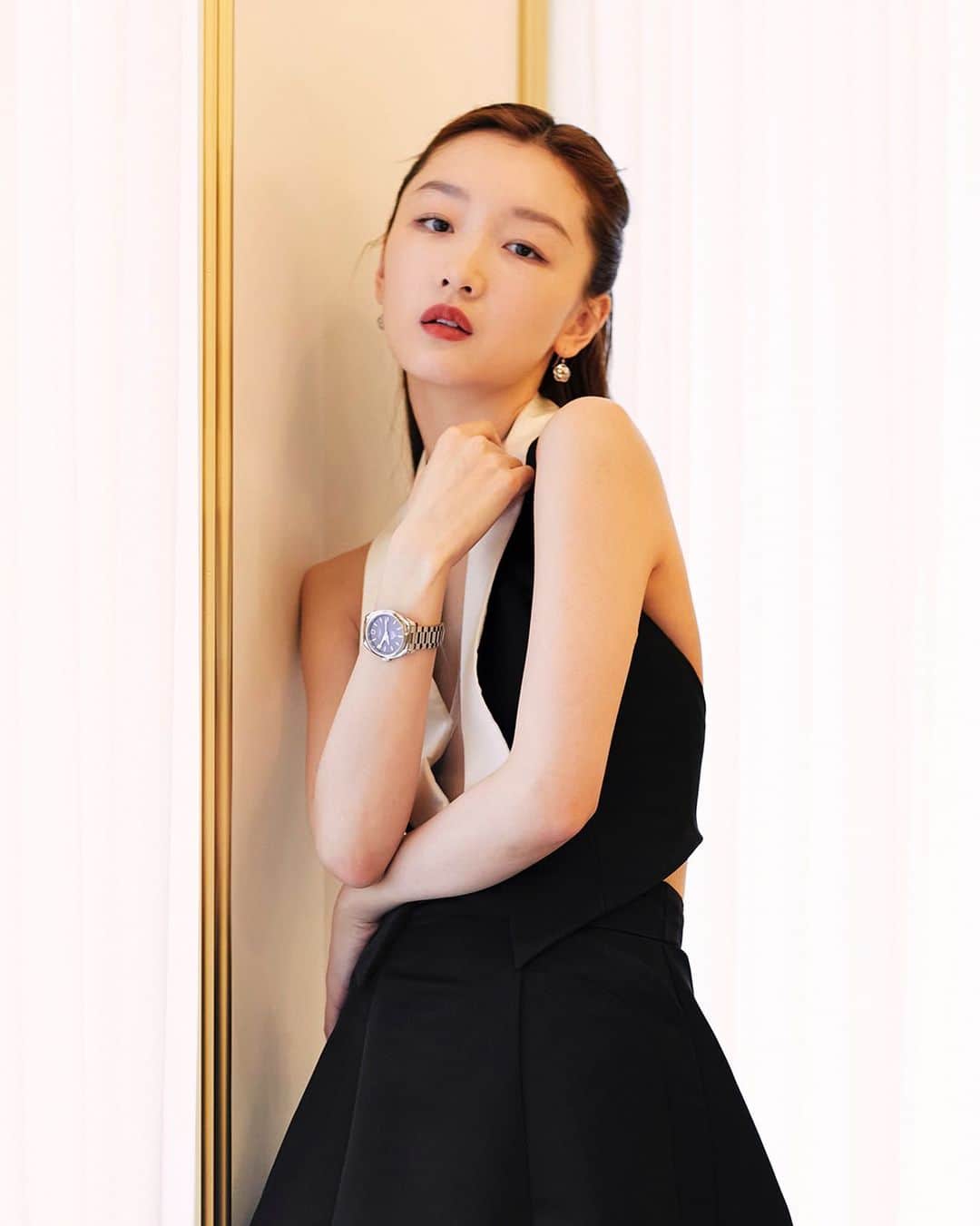 オメガのインスタグラム：「A glimpse into OMEGA history. @zhoudongyu enjoys a moment of serenity at Her Time House in London. ​   #OMEGAHerTime」