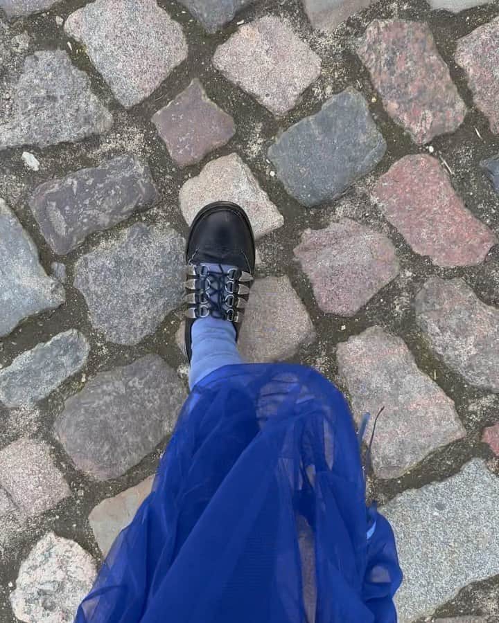 相羽瑠奈のインスタグラム：「Berlin Day2 ✌️🇩🇪  ベルリンの街中は、ほとんどの建物が 落書きだらけだった…！😶🎨   @voostore のセレクトが好きすぎて ✶ インスタで気になってた見てたブランドも多く取り扱ってて、実物が見られてワクワクした！🫣ファッションだけじゃなくて雑貨や本も置いてあったりカフェも併設されていてのんびりしてる人もいたり☕️📚 Pradaやmiumiuなどハイブランドも取り扱うお店ながら、良い意味で綺麗すぎないコンクリートの無機質な空間で雑多なバランスが好きだった。店員さんもお洒落で格好良かったな〜！！  歴史的建造物の #KaiserWilhelmGedachtnisKirche や #SchlossCharlottenburg もまわったり、BAUHAUSのお店に行ったり、@bauhaus_archiv 載せきれてないけどこの日もたーくさん歩いて色んなものを沢山見て有意義な1日でした。  ラストの @nhow.berlin は、泊まったホテル🏢 飛び出てる外観やばい。内装は、ピンクのネオン！って感じでイケイケでした🤣💓ちょっと落ち着かなかった🫨笑」