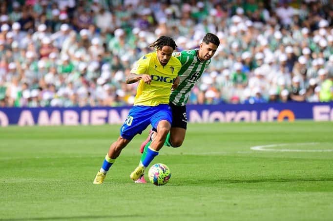 テオ・ボンゴンダのインスタグラム：「Partido muy completo del equipo , a seguir todos juntos . SI SE PUEDE 🟡🔵」