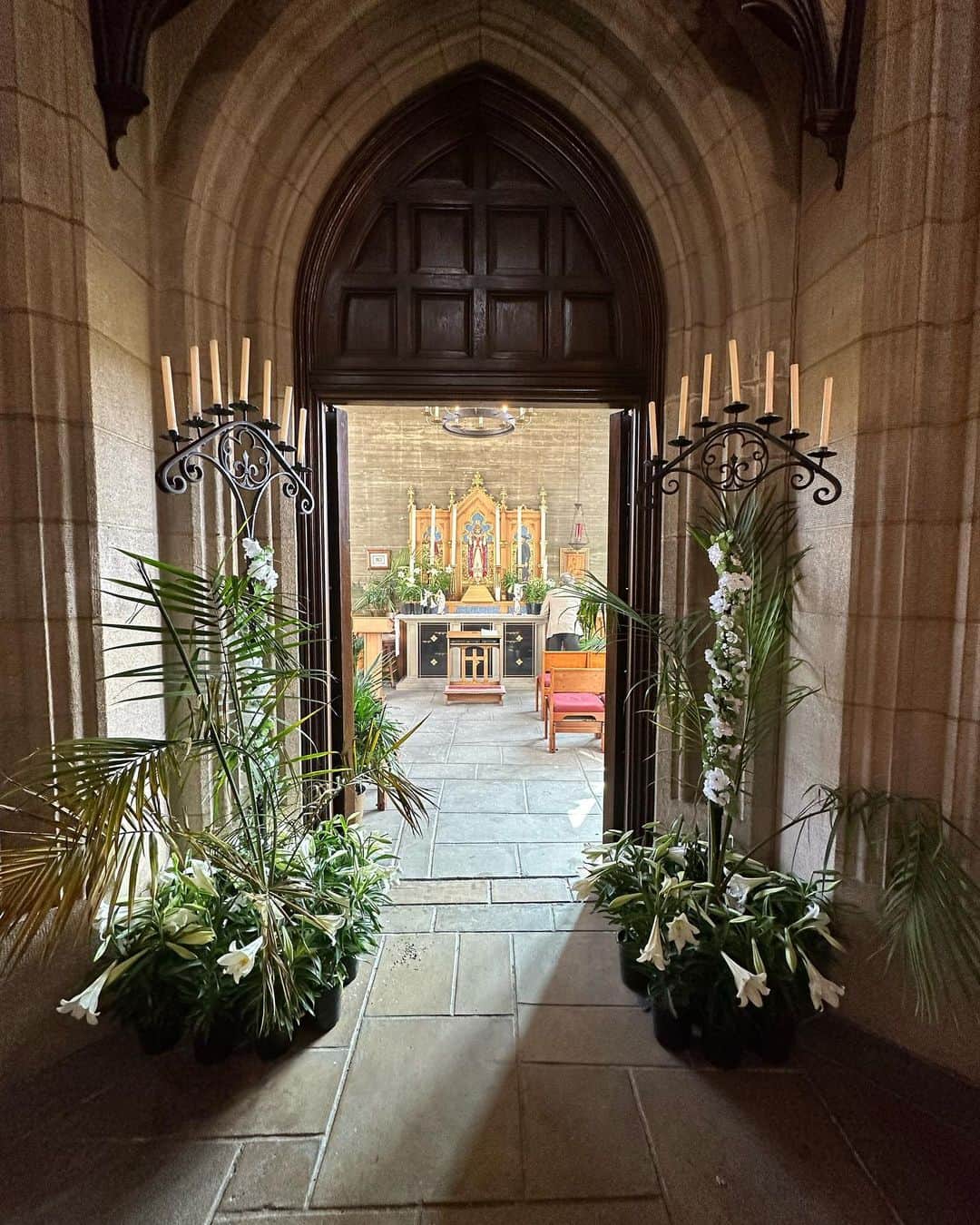 ロバート・パトリックさんのインスタグラム写真 - (ロバート・パトリックInstagram)「Happy Easter from all of us @stthomashollywood #easter #hehasrisen  #episcopal #anglocatholic」4月10日 2時21分 - ripfighter