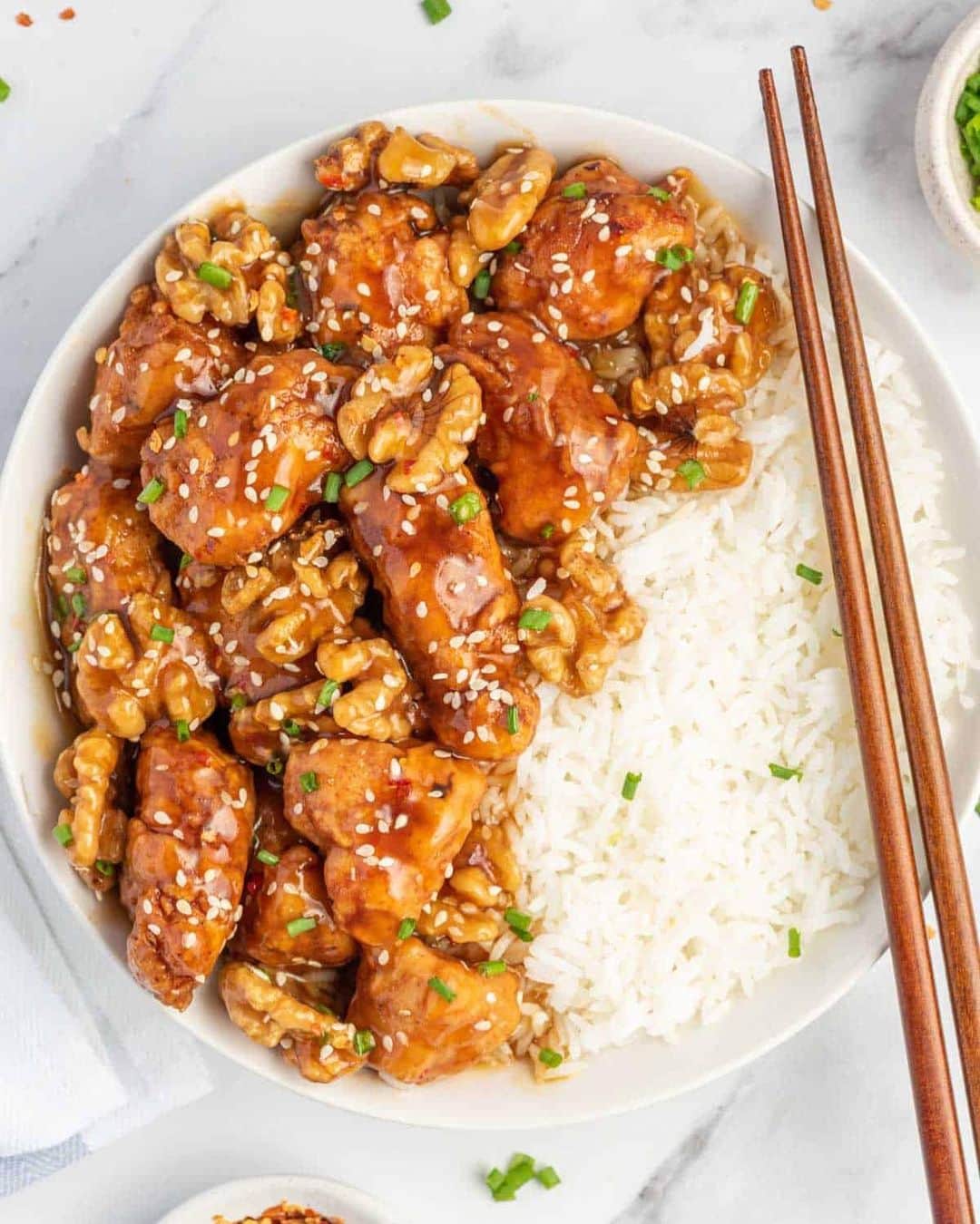 Easy Recipesのインスタグラム：「A popular Chinese dish, this Honey Walnut Chicken comes together easily in a few simple steps. Crispy, deep-fried chicken tossed with crunchy walnuts and then coated in a delicious honey sauce. This recipe will be loved by your entire family. It tastes just like what you’d get at a restaurant!  Full recipe link in my bio @cookinwithmima  https://www.cookinwithmima.com/honey-walnut-chicken/」