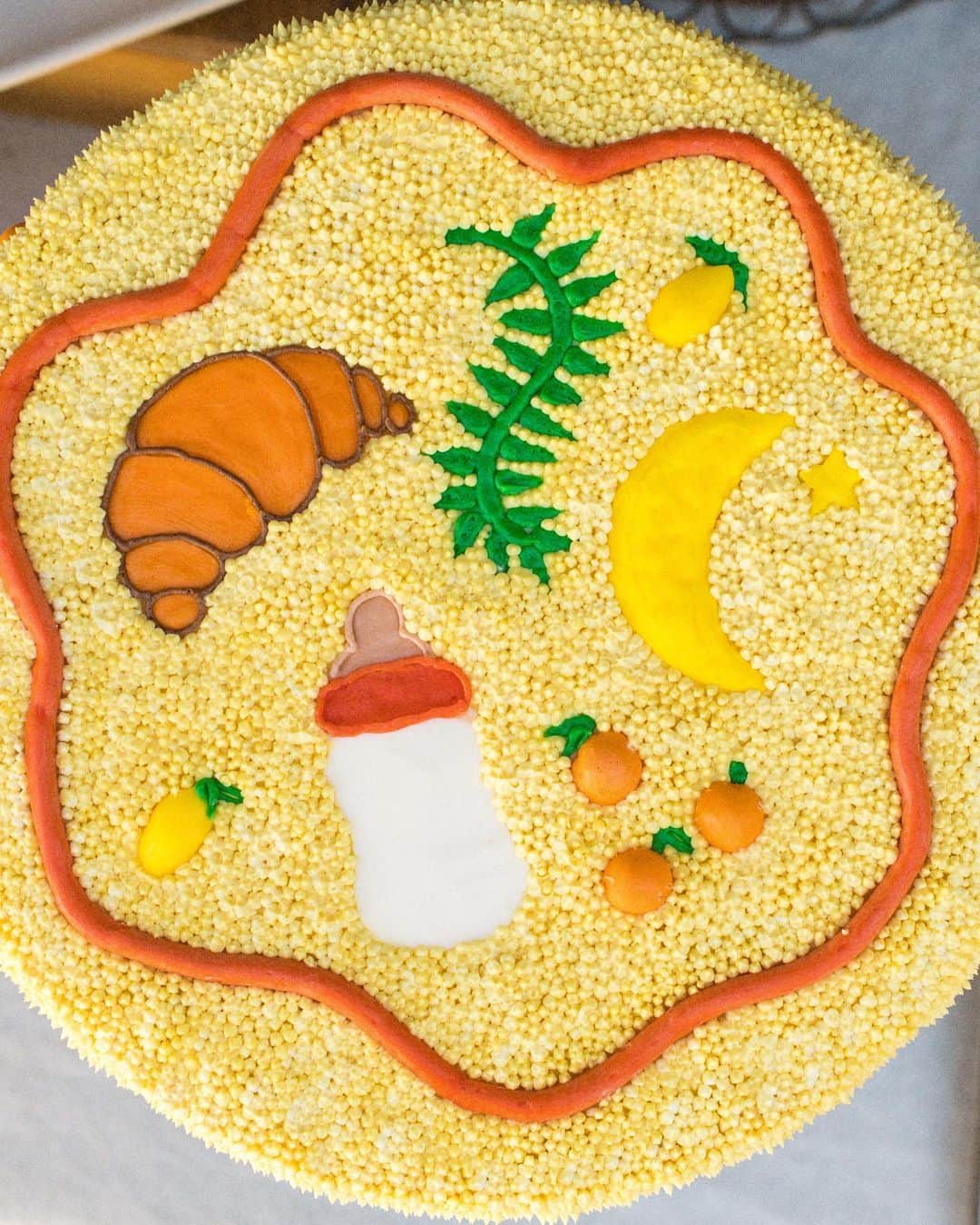 ジュリー・サリニャーナさんのインスタグラム写真 - (ジュリー・サリニャーナInstagram)「BABY SHOWER CAKE & PATISSERIE STAND🎂🥐 Sharing our cake x pastries details: I was so in love with our beautiful carrot cake that my go-to cake girl @alanajonesmann made for our special day! I wanted to have baby and Mediterranean/French elements on the cake like croissants, baby bottles, olive branches, oranges, lemons etc- The details were impeccable of each element and I literally screamed when I saw how cute the cake turned out! 🥹  I wanted to have a patisserie stand at the shower and bring a bit of France to LA with all of my favorite French pastries like almond croissants, macarons, eclairs, beignets, baguettes, etc! We had cute to-go boxes for guests to take pastries home as if you were at a French bakery! My favorite pastries in LA are from @bottegalouie so I knew our pastries had to be from there! We built the cute awning and created my dream French Al-fresco patisserie stand!   Thank you so much to @bottegalouie for all the beautiful pastries and @alanajonesmann for the dreamiest babyshower cake- you guys made my shower a dream come true! I’m over the moon with how everything tasted and turned out! 💛 #babyshower #patisserie #babyshowercake   Photography by @elli_lauren」4月10日 2時29分 - sincerelyjules