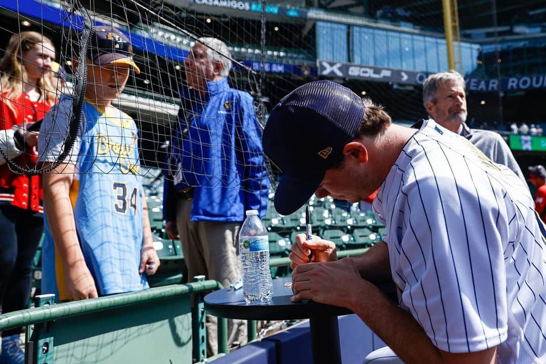 ミルウォーキー・ブルワーズさんのインスタグラム写真 - (ミルウォーキー・ブルワーズInstagram)「Autograph Sundays are back!   #ThisIsMyCrew」4月10日 2時36分 - brewers