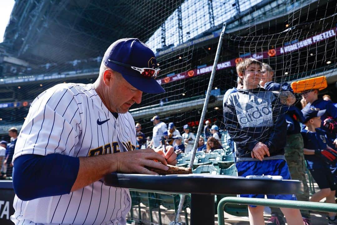 ミルウォーキー・ブルワーズさんのインスタグラム写真 - (ミルウォーキー・ブルワーズInstagram)「Autograph Sundays are back!   #ThisIsMyCrew」4月10日 2時36分 - brewers