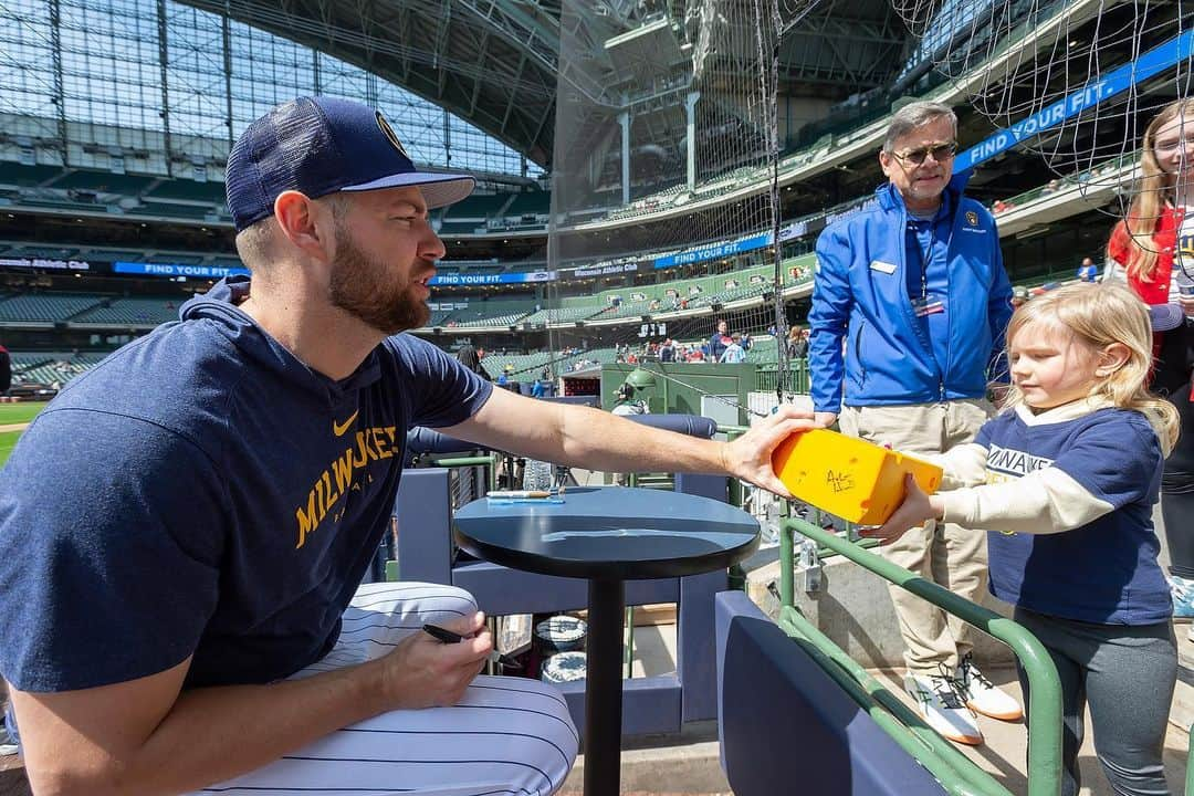 ミルウォーキー・ブルワーズさんのインスタグラム写真 - (ミルウォーキー・ブルワーズInstagram)「Autograph Sundays are back!   #ThisIsMyCrew」4月10日 2時36分 - brewers