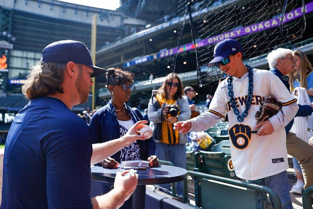 ミルウォーキー・ブルワーズさんのインスタグラム写真 - (ミルウォーキー・ブルワーズInstagram)「Autograph Sundays are back!   #ThisIsMyCrew」4月10日 2時36分 - brewers