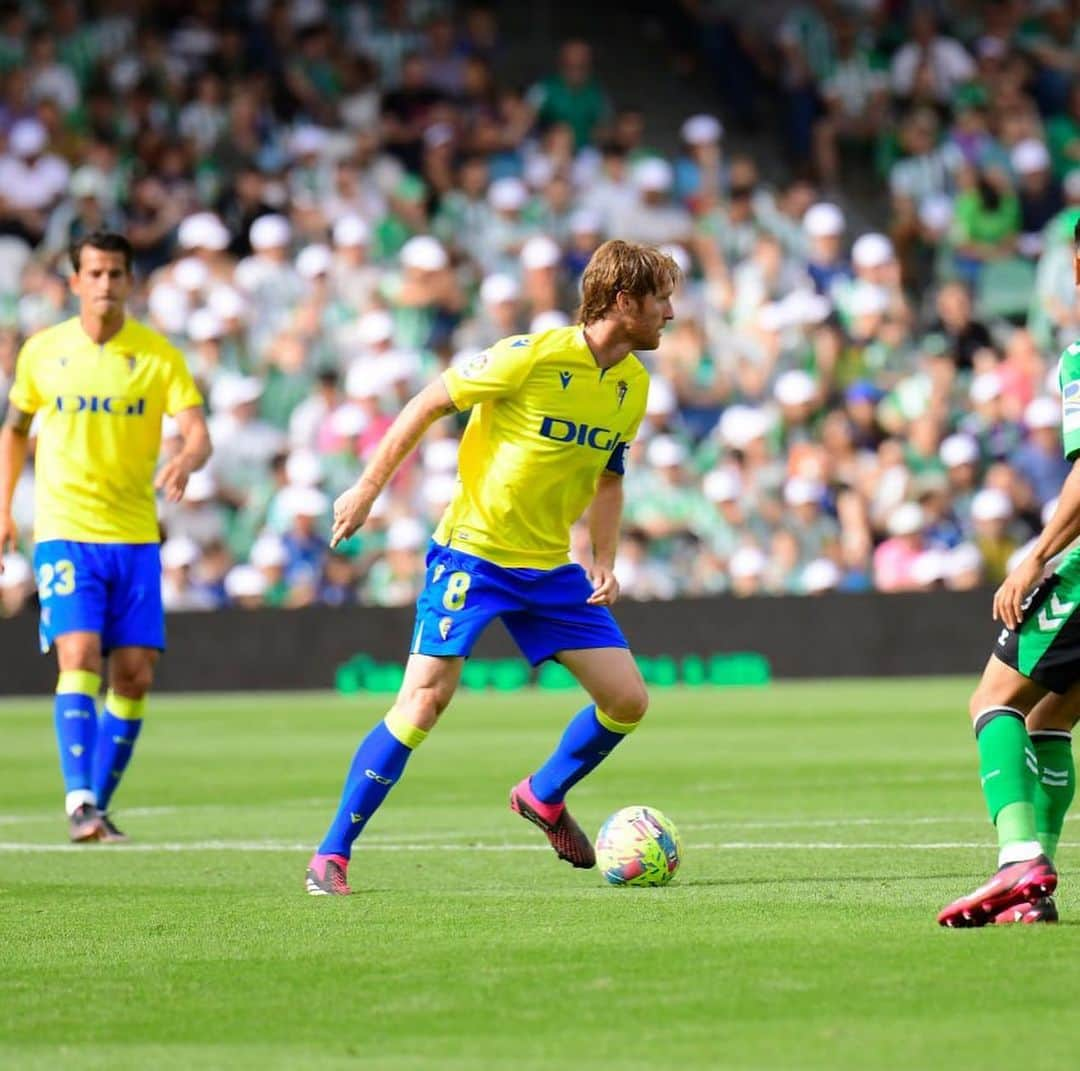 アレハンドロ・フェルナンデス・イグレシアスのインスタグラム：「Competir, saber sufrir, ganar, y disfrutar.  Victoria importantísima Cádiz!  Así si!! 💛💙」