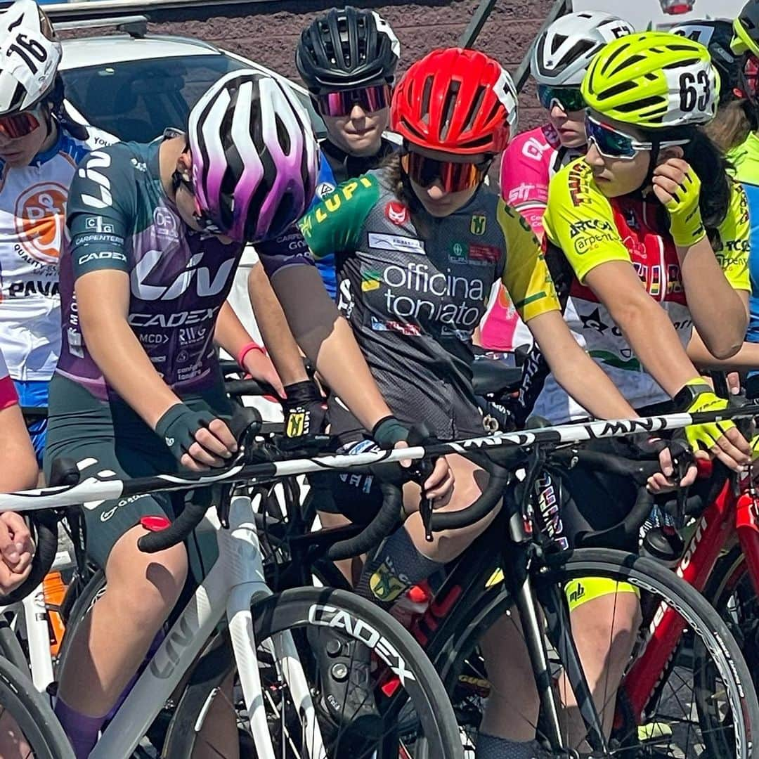 ジャスティン・マッテラさんのインスタグラム写真 - (ジャスティン・マッテラInstagram)「Pasqua con chi vuoi…🚴‍♀️ Oggi e domani seguo la squadra ciclistica di mia figlia. A Pasqua gara a San Miniato e domani gara a San Mauro Pascoli. Ora mi trovo al @lungomarebike_hotel sul mare. 🌊 Una Pasqua alternativa attraversando l’Italia per gareggiare e supportare il ciclismo femminile.  I wouldn’t have it any other way… Foto di me @6stili @oceanine_milano   #trofeorosa #pasqualando #cyclinglife #bikemom #easter #photodump #easter #feet #bikehotel #lungomarebikehotel #cesenatico #emiliaromagna」4月10日 2時39分 - justineelizabethmattera