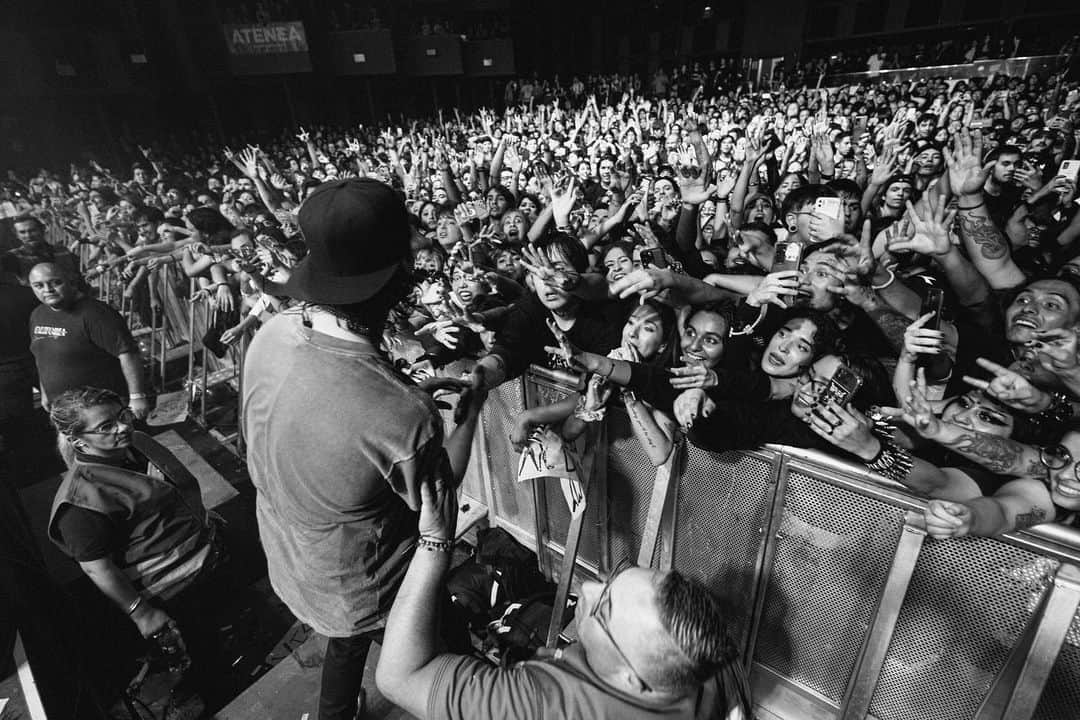 ヴィック・フエンテスのインスタグラム：「Santiago, Chile was insane. Best show we’ve ever had down here. Thank you all so much 🧡  📸 by @v.trvn」