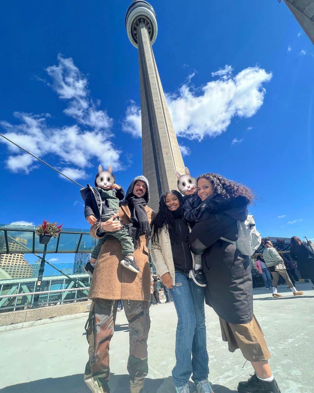 クリスティーナ・ミリアンのインスタグラム：「Wishing everyone a very Happy Easter. From our family to yours. 🐇💛」